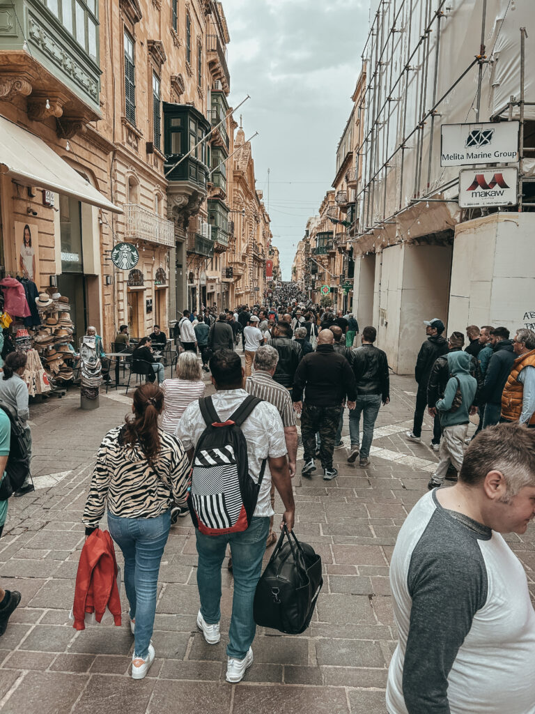 Está abarrotada de gente que transita entre comercios