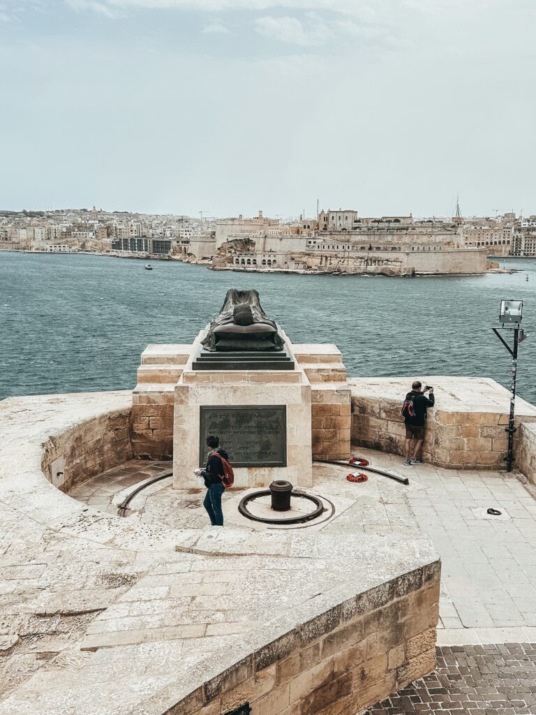 Este monumento está pegado al Siege Bell War