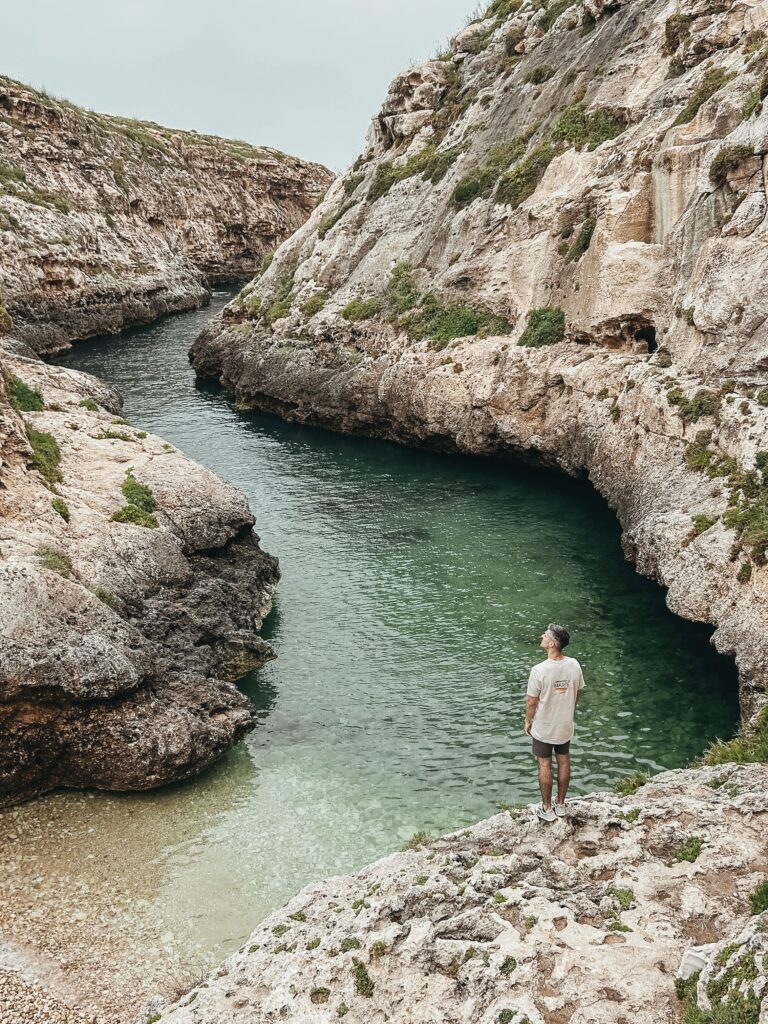 Allí se encuentra una pequeña playa rocosa ideal para darte un baño, si te atreves.