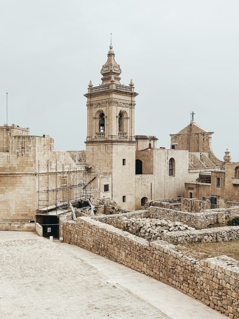 Además de perderte por sus calles empedradas, también se puede visitar la catedral, la antigua prisión y varios museos.