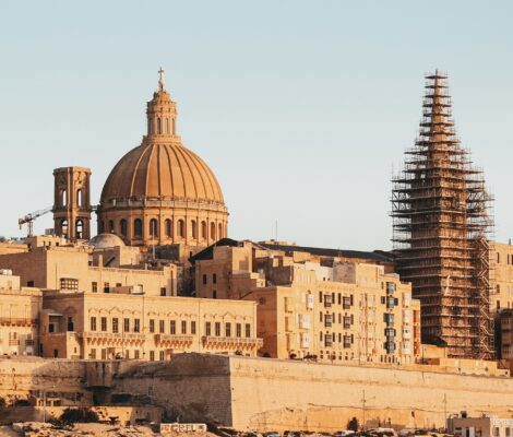 A la Valeta también se le conoce como la ciudad dorada y el reflejo del sol en su iglesia hace entender por qué