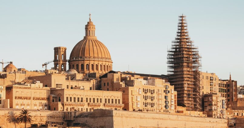 A la Valeta también se le conoce como la ciudad dorada y el reflejo del sol en su iglesia hace entender por qué