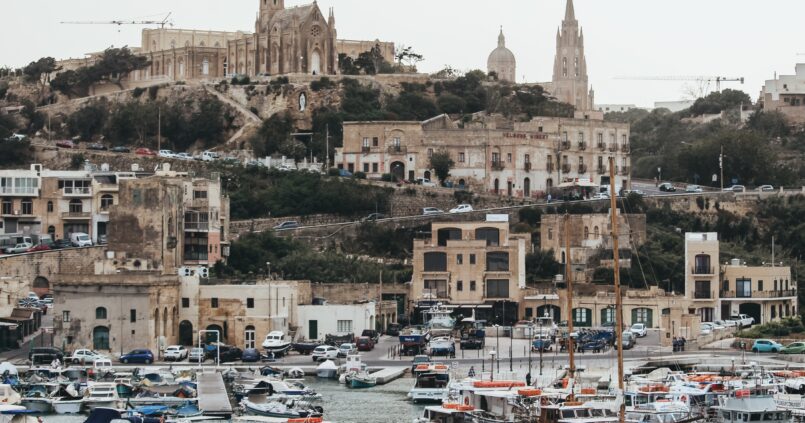 La ciudad de Mgarr es muy bonita con iglesias en lo alto del puerto