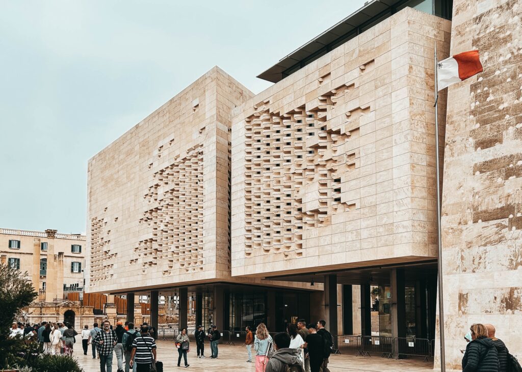 Edificio moderno del parlamento en La Valeta