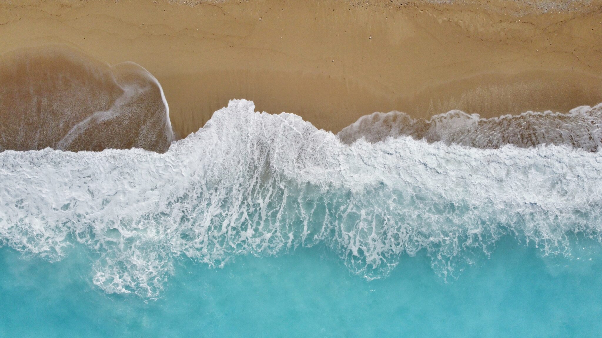 Las playas de Grecia tienen un color turquesa que se funde con la espuma de sus olas en la orilla de arena