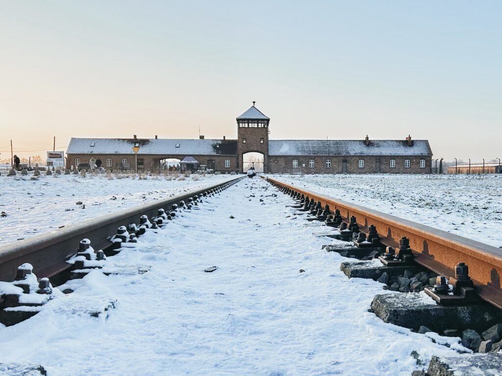 En Auschwitz I, el shuttle se coge justo al lado de la parada de autobús donde te deja cuando llegas desde Cracovia, no hay pérdida. El recorrido se hace en unos 10 minutos y te deja justo enfrente de Auschwitz II -Birkenau.