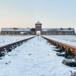 En Auschwitz I, el shuttle se coge justo al lado de la parada de autobús donde te deja cuando llegas desde Cracovia, no hay pérdida. El recorrido se hace en unos 10 minutos y te deja justo enfrente de Auschwitz II -Birkenau.