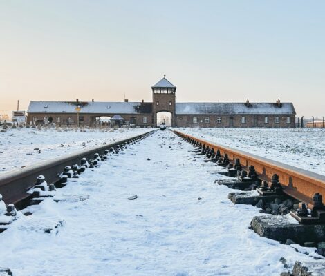 En Auschwitz I, el shuttle se coge justo al lado de la parada de autobús donde te deja cuando llegas desde Cracovia, no hay pérdida. El recorrido se hace en unos 10 minutos y te deja justo enfrente de Auschwitz II -Birkenau.