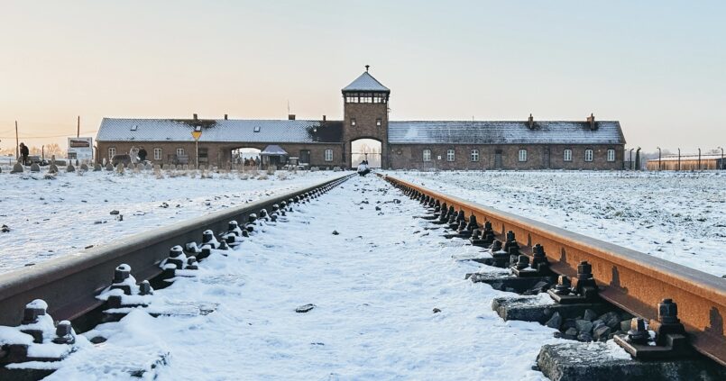 En Auschwitz I, el shuttle se coge justo al lado de la parada de autobús donde te deja cuando llegas desde Cracovia, no hay pérdida. El recorrido se hace en unos 10 minutos y te deja justo enfrente de Auschwitz II -Birkenau.