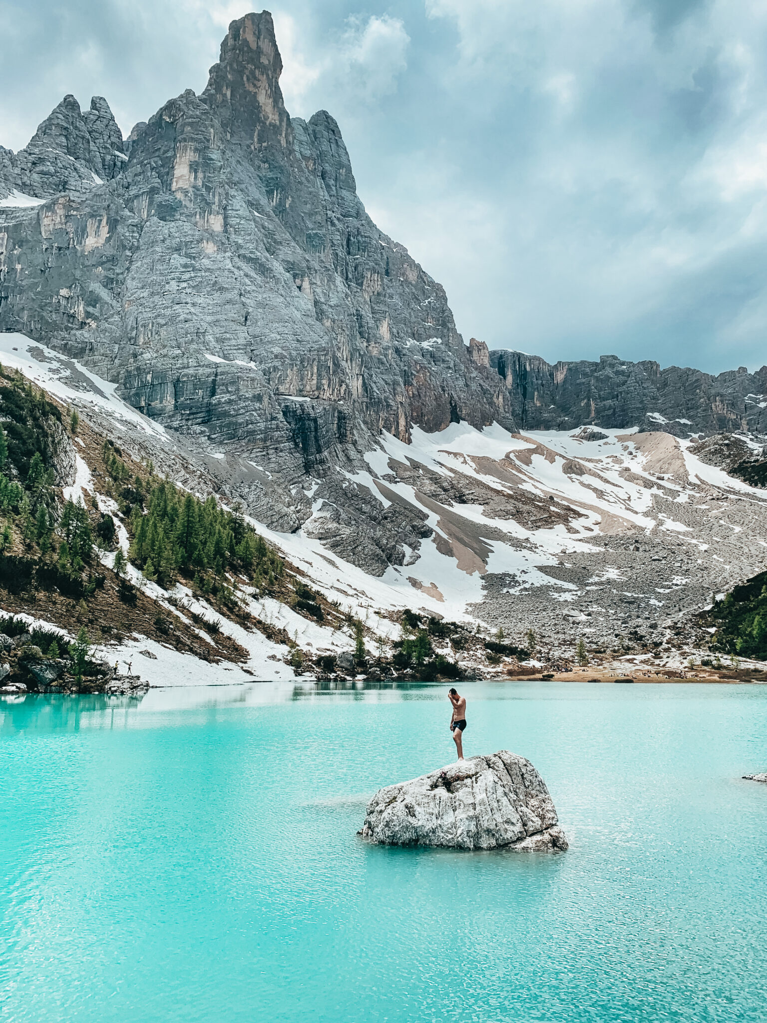 Lago di Sorapis es un lago en la cordillera de Sorapiss en los Dolomitas, provincia de Belluno, c. A 12 km de Cortina d'Ampezzo. El lago tiene una altitud de 1.925 metros sobre el nivel del mar. El fuerte color turquesa es el polvo del glaciar. Sólo se puede llegar al lago a pie o en helicóptero.