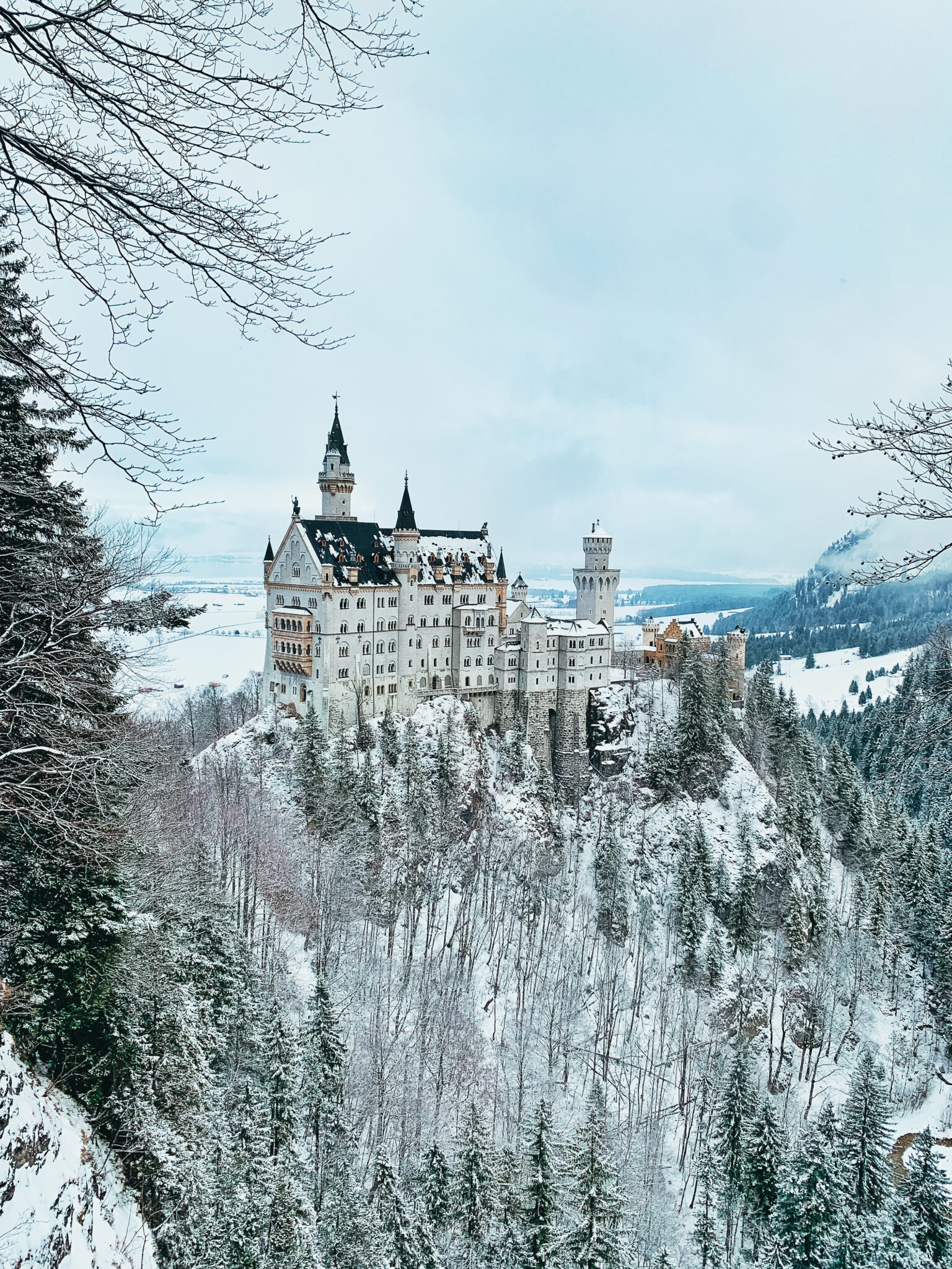 El Palacio de Neuschwanstein está situado en el estado federado de Bavaria, en Hohenschwangau, cerca de Füssen. Lo mandó a construir el rey Luis II de Baviera en 1869. Su nombre original era Nuevo Palacio de Hohenschwangau, ​ en honor al castillo donde el rey pasó gran parte de su infancia.