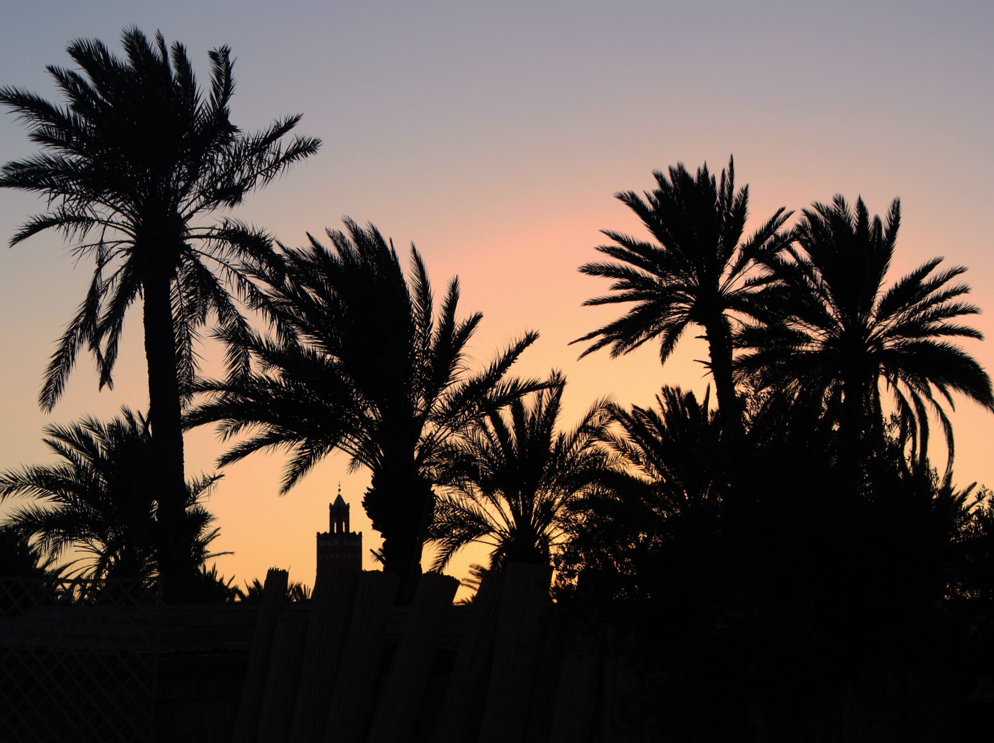 Colores variados en el atardecer de una ciudad de Marruecos