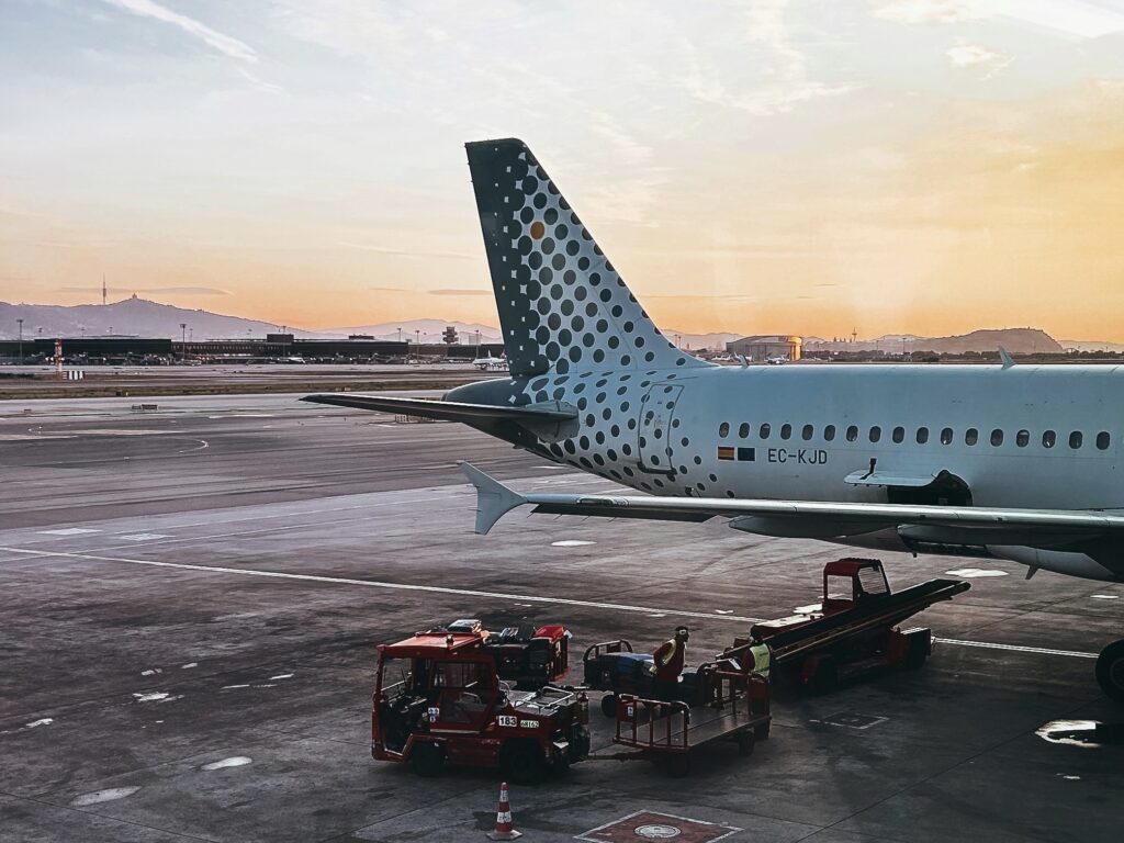 El Aeropuerto Josep Tarradellas Barcelona-El Prat​ es un aeropuerto español de la red Aena. El amanecer desde uno de sus aviones es increíble.