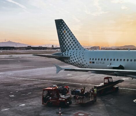 El Aeropuerto Josep Tarradellas Barcelona-El Prat​ es un aeropuerto español de la red Aena. El amanecer desde uno de sus aviones es increíble.