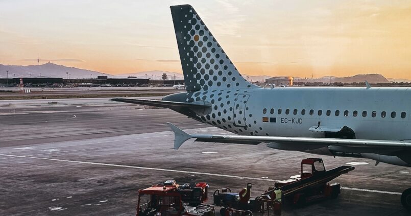 El Aeropuerto Josep Tarradellas Barcelona-El Prat​ es un aeropuerto español de la red Aena. El amanecer desde uno de sus aviones es increíble.
