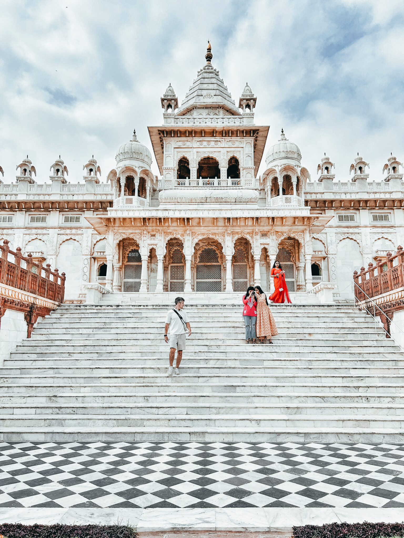 El Jaswant Thada es un mausoleo situado en Jodhpur, Rajastán, India, a las orillas de un pequeño lago, en las cercanías de la fortaleza de Mehrangarh.