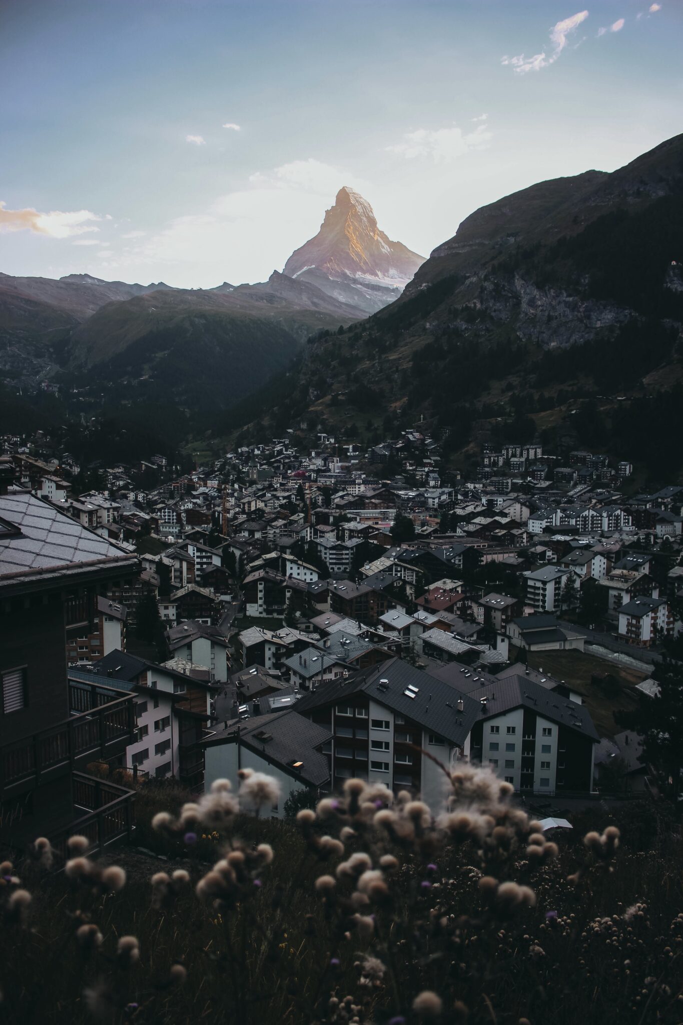 El monte Cervino, Matterhorn, Mont Cervin o Le Cervin o Hore o Horu es posiblemente la montaña más famosa de los Alpes por su espectacular forma de pirámide, muchas veces reproducida. Su cumbre, de 4478 metros, es la quinta cima más alta de los Alpes.​ Está localizada en la frontera entre Suiza e Italia.