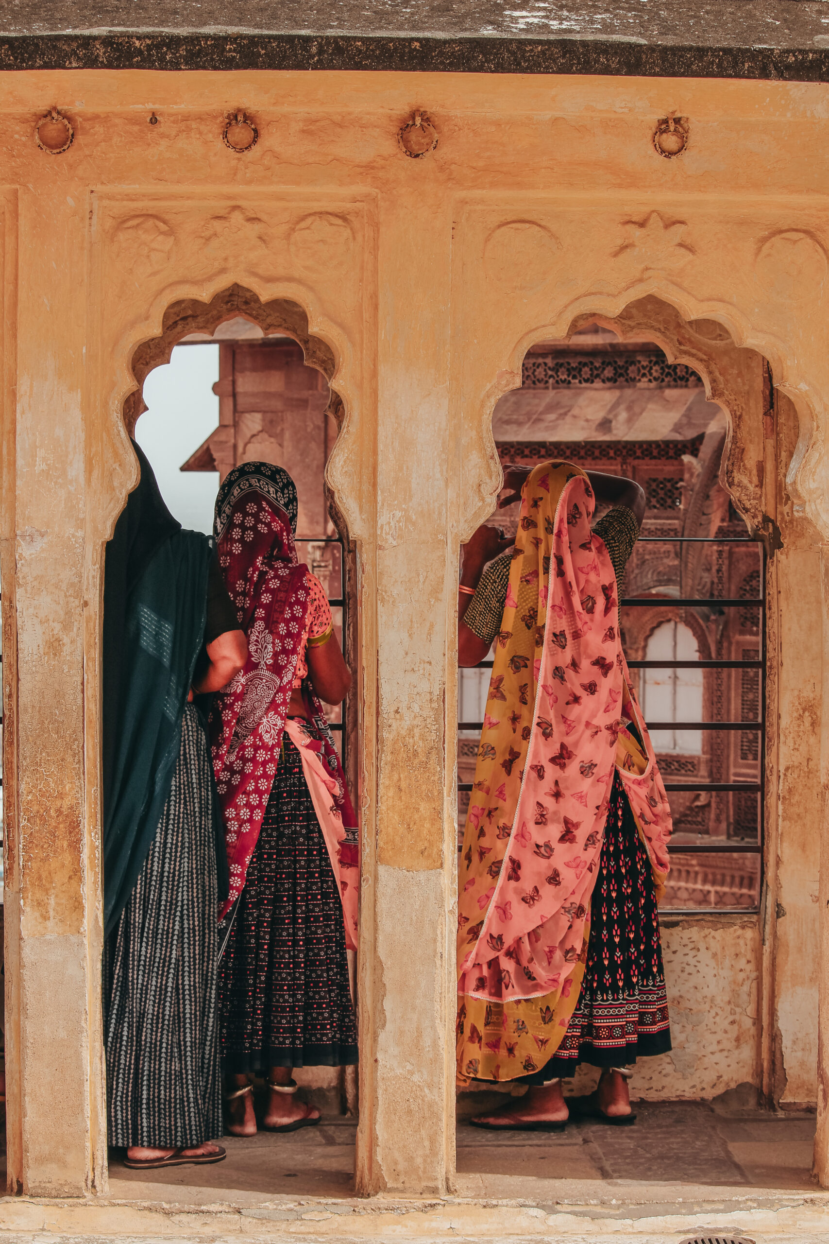 Mujeres asomadas a un ventanal de la fortaleza de Jodhpur