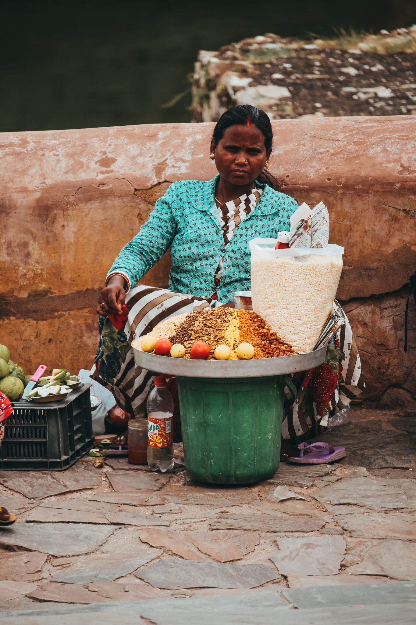 Muchos vendedores ambulantes se citan en los lugares más turísticos de la India