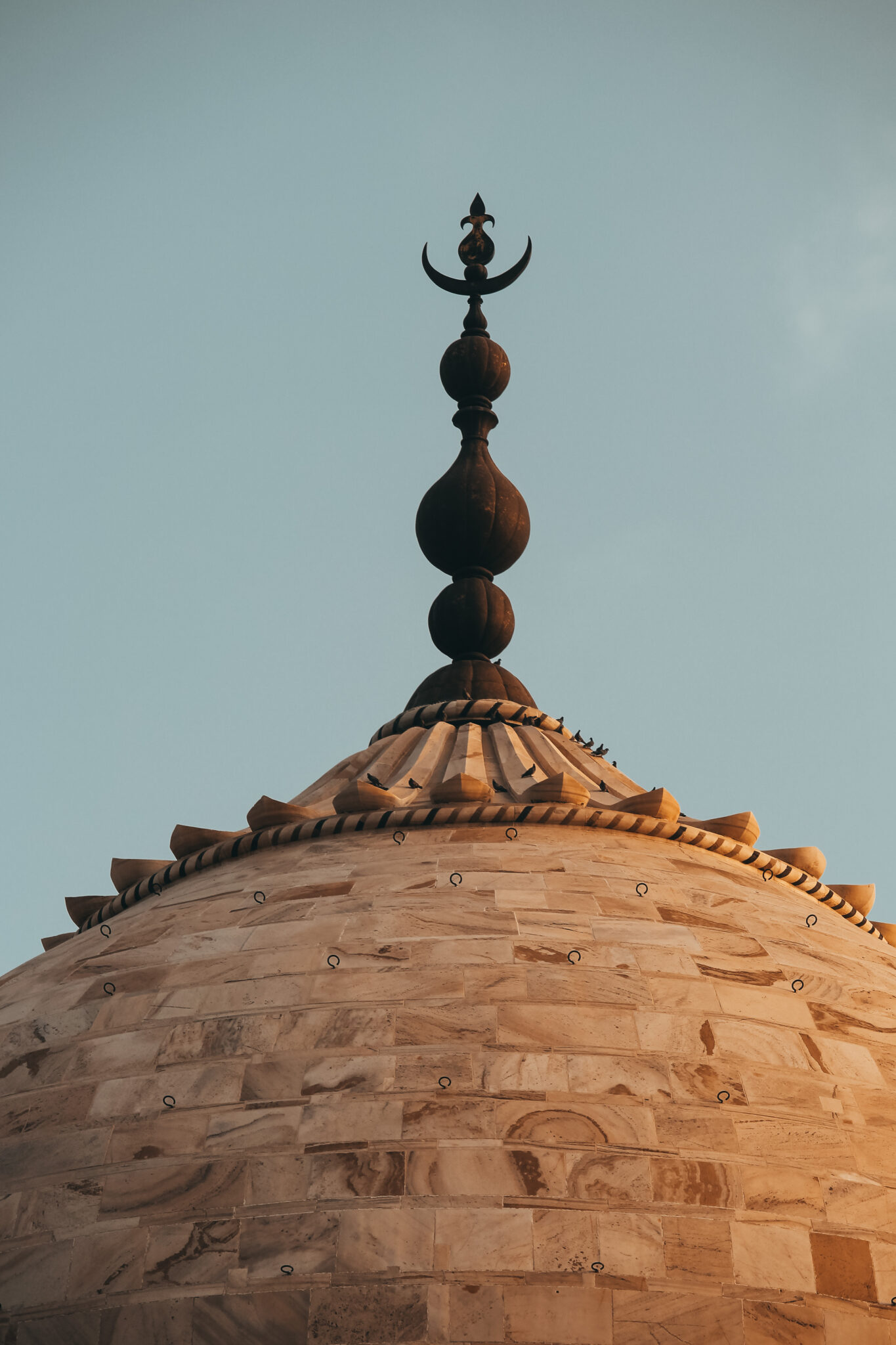 El Taj Mahal tiene una altura aproximada de sesenta metros, y la cúpula principal mide veinte metros de diámetro y 25 de altura. En la zona del mausoleo se cavaron pozos hasta encontrar la napa de agua, y se los llenó con piedra y escombros formando las bases de los cimientos.