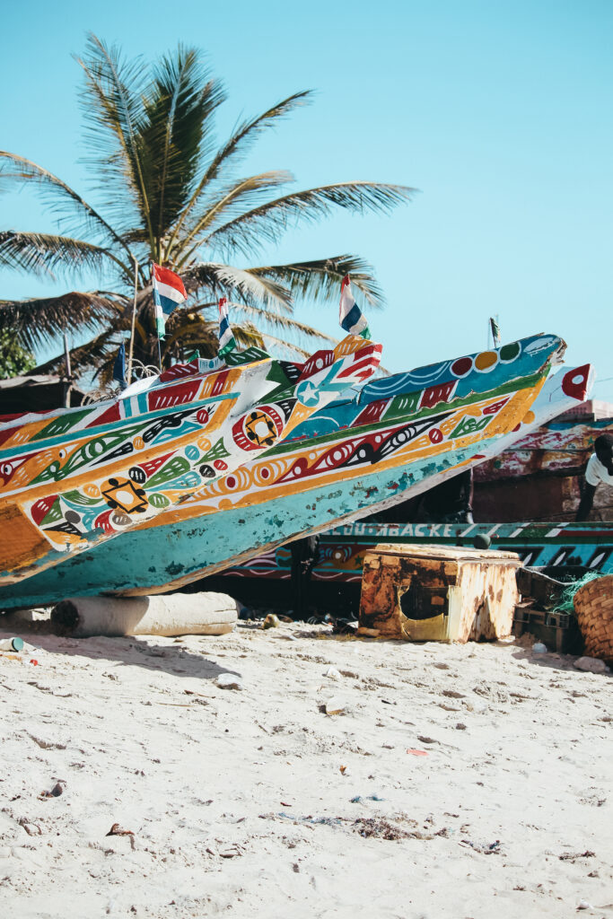 anji es una ciudad en Gambia, a lo largo de la costa atlántica. Es principalmente un pueblo de pescadores con una población de 14.531 según el censo de población de 2013.
