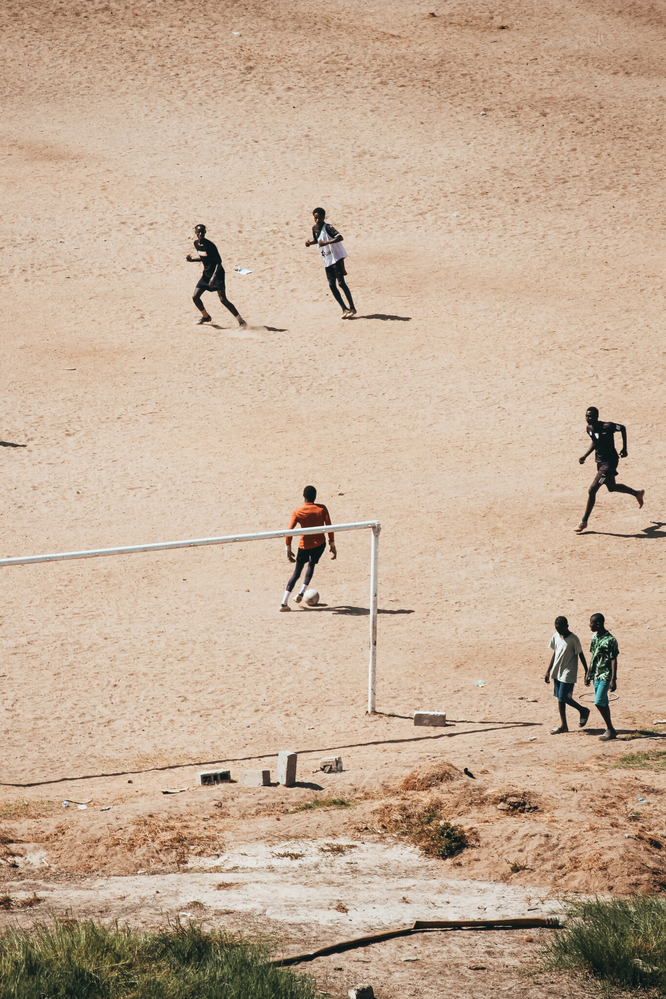 En Gambia el fútbol es muy popular, en cualquier lugar puedes encontrar niños jugando