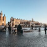 La Plaza del Mercado de Cracovia es la plaza más importante de Cracovia y de Polonia. Se sitúa en el casco antiguo de Cracovia, en el centro de la ciudad. Su origen se remonta al siglo XIII, y tiene alrededor de 40.000 m². Siendo la plaza medieval más grande de Europa
