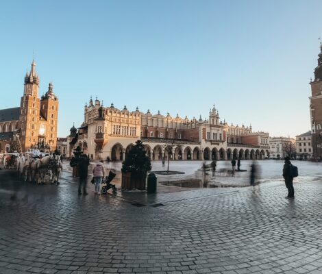 La Plaza del Mercado de Cracovia es la plaza más importante de Cracovia y de Polonia. Se sitúa en el casco antiguo de Cracovia, en el centro de la ciudad. Su origen se remonta al siglo XIII, y tiene alrededor de 40.000 m². Siendo la plaza medieval más grande de Europa