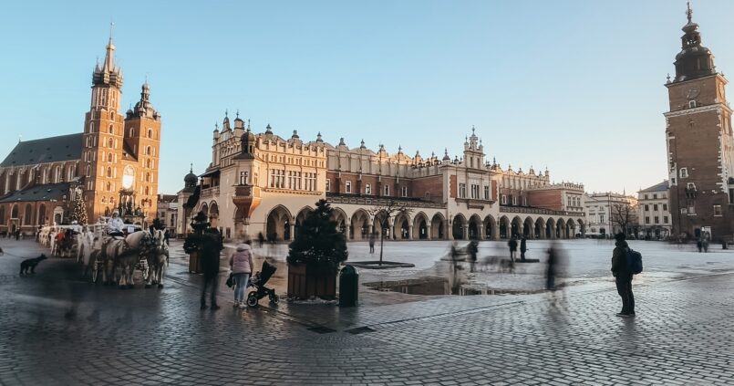 La Plaza del Mercado de Cracovia es la plaza más importante de Cracovia y de Polonia. Se sitúa en el casco antiguo de Cracovia, en el centro de la ciudad. Su origen se remonta al siglo XIII, y tiene alrededor de 40.000 m². Siendo la plaza medieval más grande de Europa