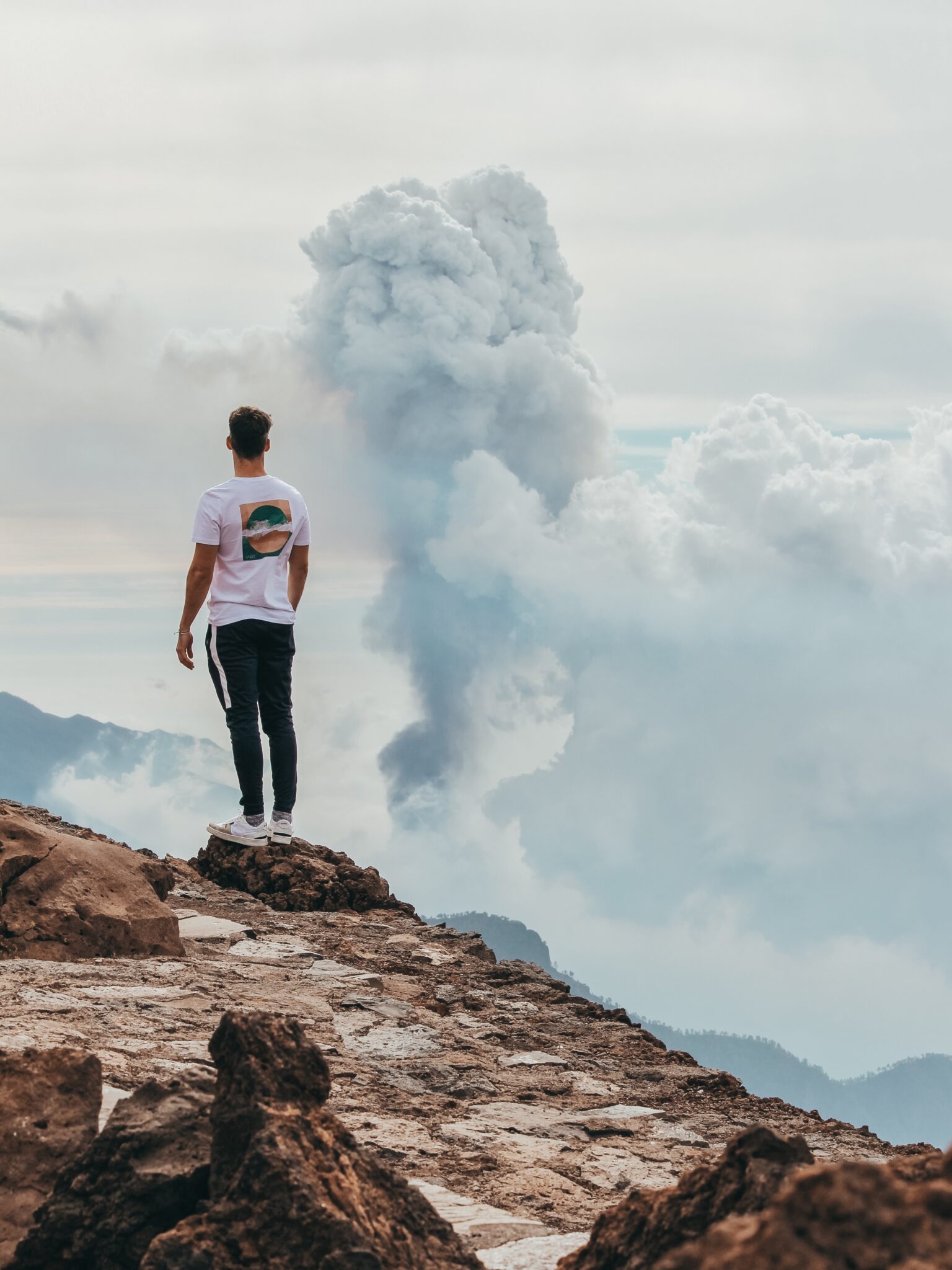 El volcán Cumbre Vieja realizaba grandes explosiones de humo que se alzaba cientos de metros de altura