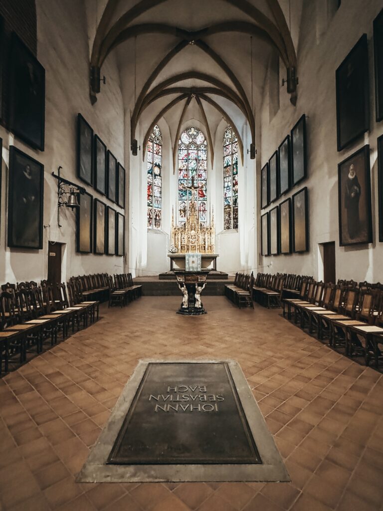 La Iglesia luterana de Santo Tomás es famosa porque dentro de ella se encuentran los restos mortales de Sebastian Bach. El compositor fue durante más de 23 años el director del coro de niños. Junto a la iglesia se alza una estatua del famoso compositor.