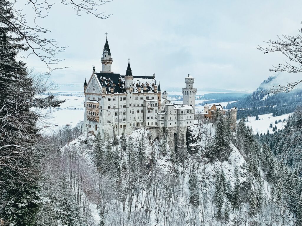 El Castillo Neuschwanstein está situado en la región de Baviera y fue construido por orden del Rey Luis II, conocido como el Rey Loco