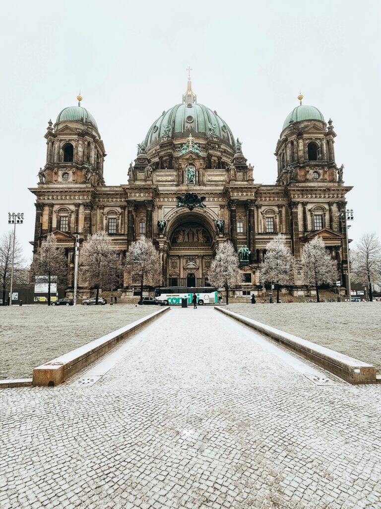 Foto de la Catedral de Berlín, el templo monumental con el duomo más grande de Berlín. La entrada cuesta 10€ y dentro podemos encontrar la cripta de los Hohenzollern con casi 100 ataúdes. Éstos eran la casa reinante en Prusia. Herederos de los margraves y los caballeros teutónicos, su nombre deriva de Zollern, un castillo del siglo XIII que la familia poseía cerca de la ciudad de Stuttgart.