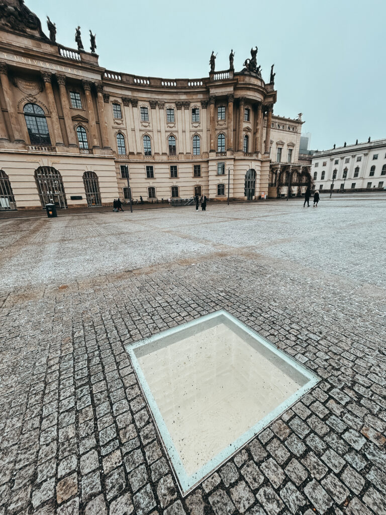 Los nazis quemaron alrededor de 20.000 libros que no coincidían con su ideología, incluyendo obras de Karl Marx, entre otros autores. Actualmente hay un monumento de cristal en el centro de la plaza que recuerda este suceso.