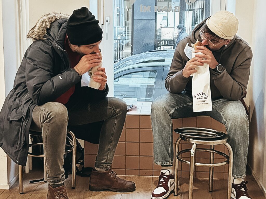 La oferta en esta ciudad es inmensa y te recomendaríamos que te dejaras llevar por tus instintos ya que, desde puestos ambulantes hasta comida internacional, pasando por sus famosas salchichas, la restauración en Berlín es una pasada. Te mencionamos algunos de los más famosos