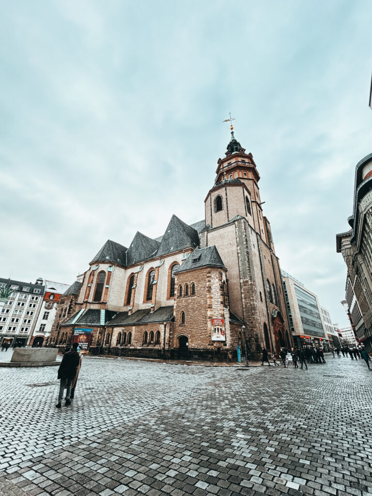 Vista desde abajo de la iglesia de Nikolaikirche en Leipzig