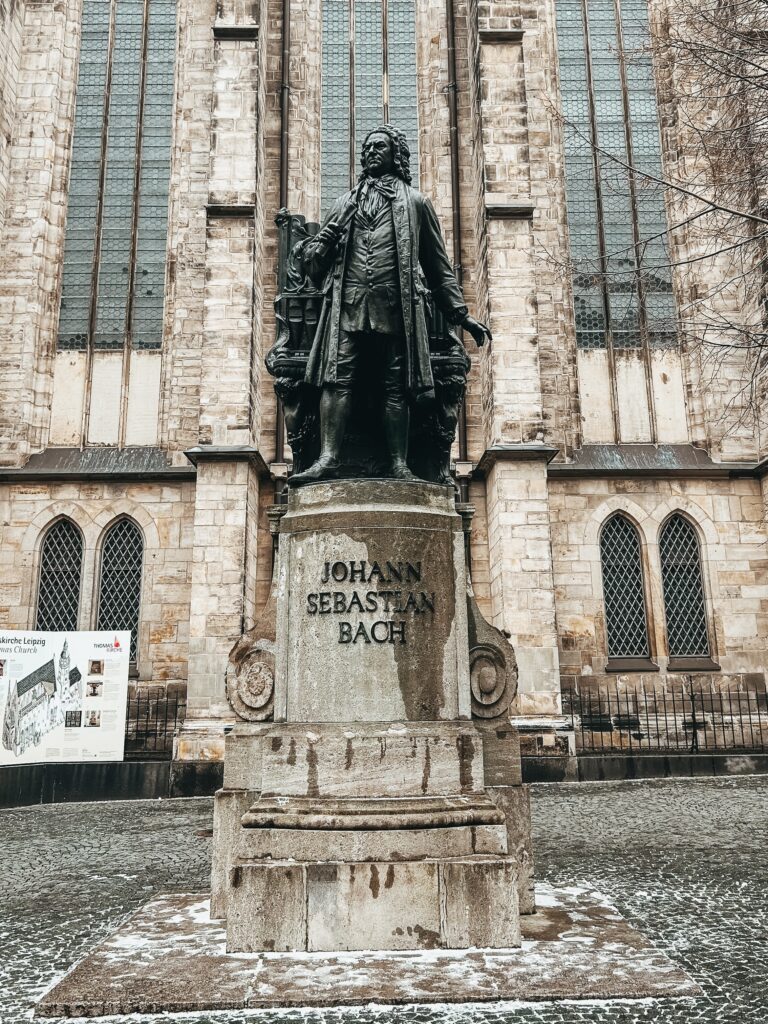 La Iglesia luterana de Santo Tomás es famosa porque dentro de ella se encuentran los restos mortales de Sebastian Bach. El compositor fue durante más de 23 años el director del coro de niños. Junto a la iglesia se alza una estatua del famoso compositor.