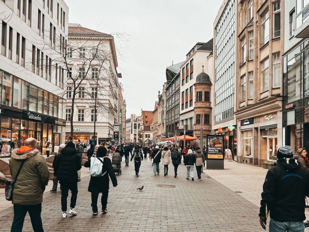 Gente paseando por la calle principal de Leipzig