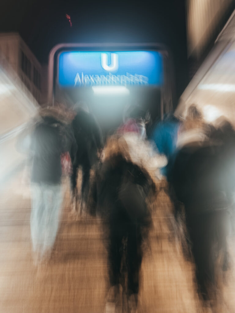 Efecto larga exposición en una de las salidas del metro de Berlín
