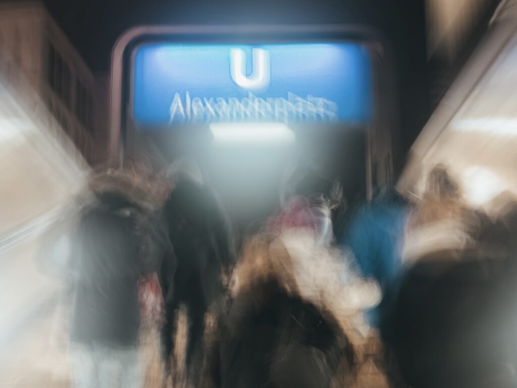 La Alexanderplatz es una gran plaza ubicada en el centro de Berlín, cerca del río Spree y el Palacio Real de Berlín, entre otros edificios históricos.