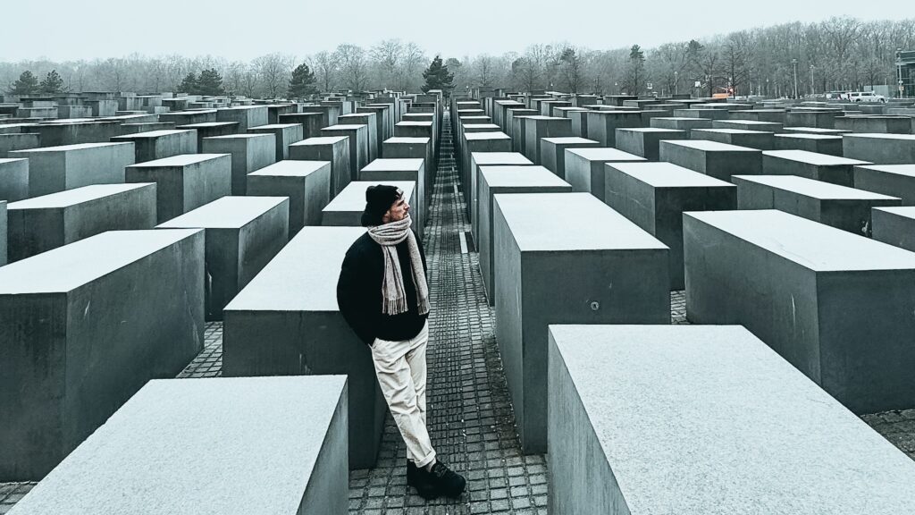Este monumento, dedicado a los seis millones de judíos que murieron víctimas del Holocausto, recuerda las atrocidades del nazismo. Está formado por 2.711 bloques de hormigón de diferentes alturas y junto al monumento, se puede acceder a un espacio subterráneo en el que se ubica el centro de información.