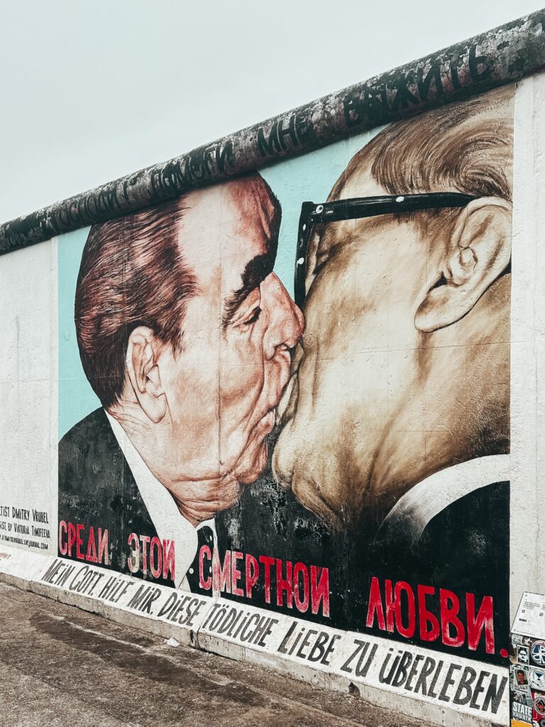 El grafiti, uno de los más famosos del mundo, refleja el particular saludo entre Leonid Brezhnev y Erick Honecker, en 1979; hoy, una muestra de afecto entre dos personas del mismo sexo está prohibida en Moscú