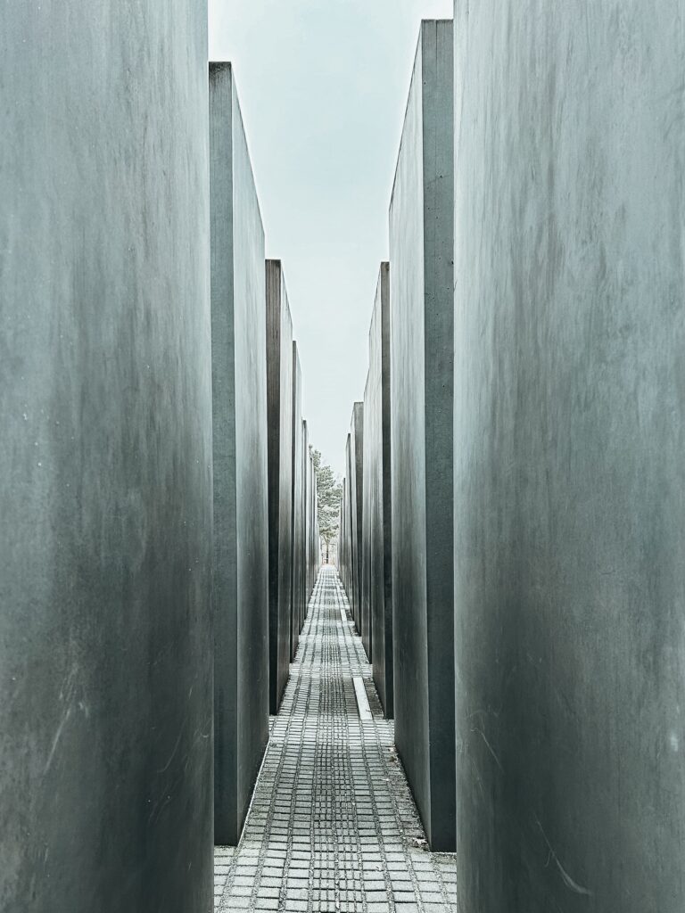 dedicado a los seis millones de judíos que murieron víctimas del Holocausto, recuerda las atrocidades del nazismo.