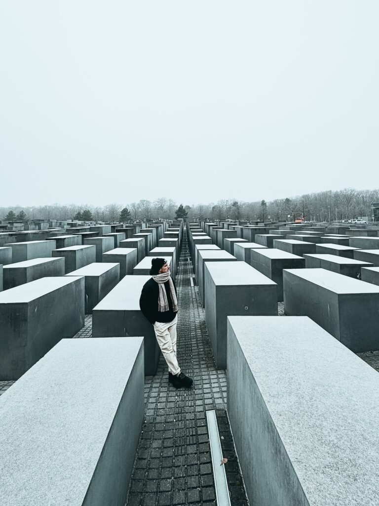 Este monumento, dedicado a los seis millones de judíos que murieron víctimas del Holocausto, recuerda las atrocidades del nazismo. Está formado por 2.711 bloques de hormigón de diferentes alturas y junto al monumento, se puede acceder a un espacio subterráneo en el que se ubica el centro de información.