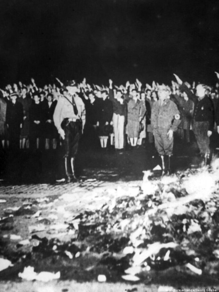 August Bebel, un líder fundamental del Partido Socialdemócrata de Alemania. La plaza es célebre por ser el lugar en el que se llevó a cabo la quema de libros del 10 de mayo de 1933.