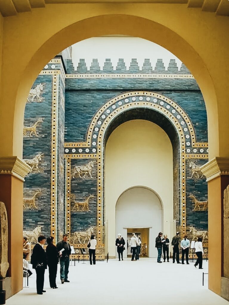Imagen de una de las 8 puertas monumentales (15 metros de altura por 24,5 de ancho) de la muralla interior de Babilonia, a través de la cual se accedía al templo de Marduk, donde se celebraban las fiestas del año nuevo. El nombre de Istar lo recibe de la diosa Istar, a la que estaba consagrada.