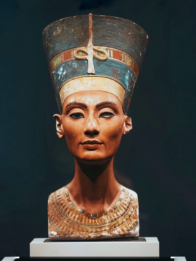 Museo Nuevo o Neues Museum explora la historia de Europa y de Oriente Medio, desde la Edad de Piedra hasta la Edad Media. Aunque la mayor atracción del museo es, indudablemente, el busto de Nefertiti.