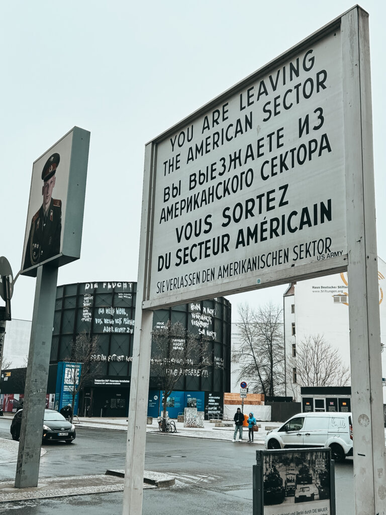 Punto de referencia histórico en Berlín, fue el más famoso de los pasos fronterizos del Muro de Berlín entre 1945 y 1990. El Checkpoint Charlie fue escenario de huidas espectaculares de Berlín Este, algunas especialmente trágicas como la muerte de Peter Fechter, desangrado en 1962 ante los ojos de los que habitaban Berlín Oeste. El 13 agosto de 2000 se inauguró esta reconstrucción de la primera caseta, tal y como era salvo por los sacos de arena, que ahora son de cemento.