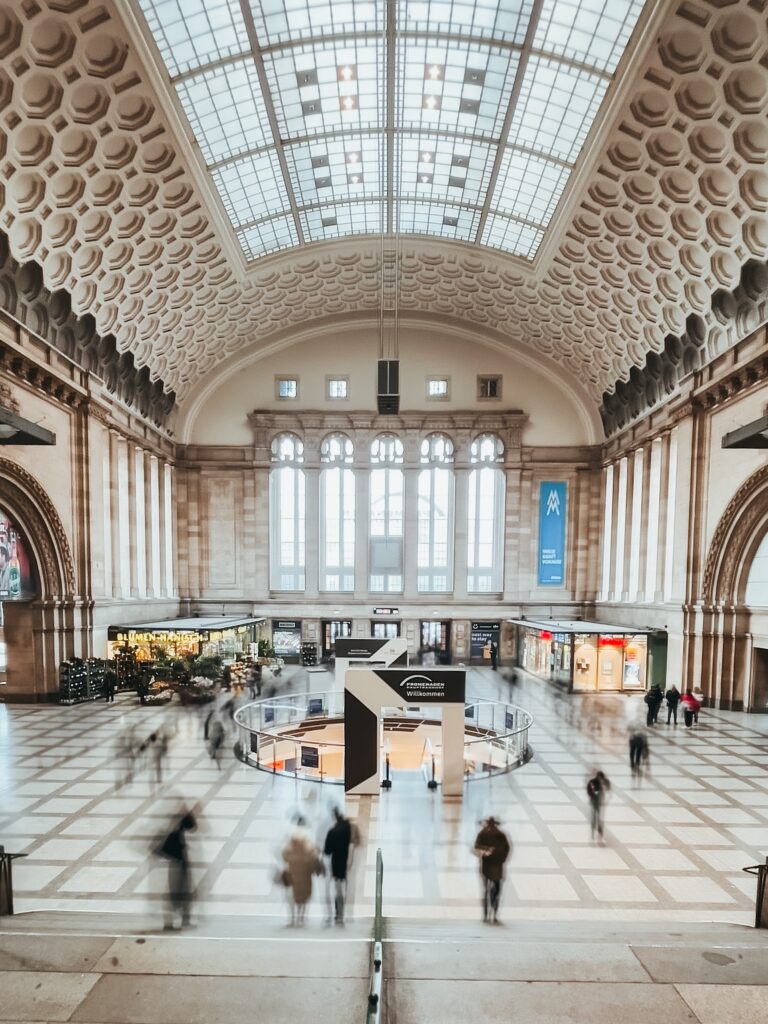 Su hall central, recuerda en cierta medida a Grand Central Terminal de Nueva York con altos techos y bellas ventanas.