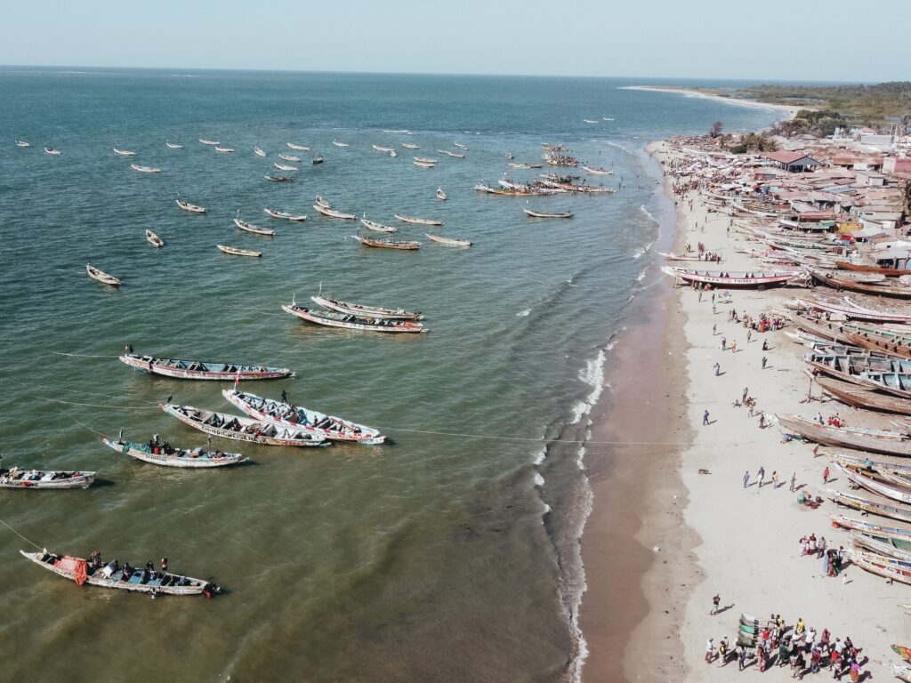 El pueblo pesquero de Tanji es el más grande de Gambia con una actividad frenética de compra y venta de pescado. Hay multitud de coloridos barcos de madera propiedad de individuos y familias. Es un espectáculo increíble ver cómo se compran las capturas del día en tierra.